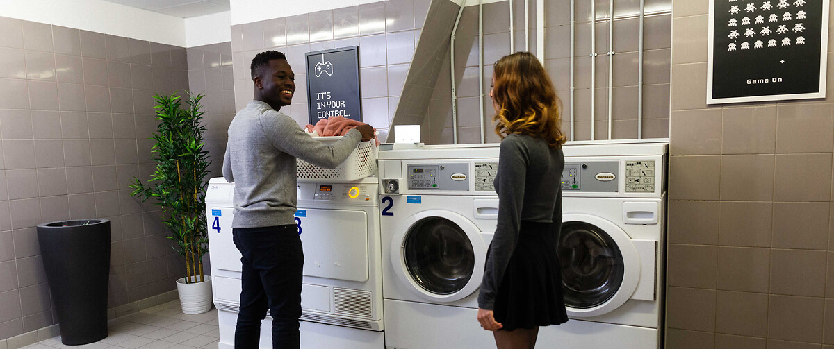 Students at the laundry of the student residence Paris 15 Lecourbe