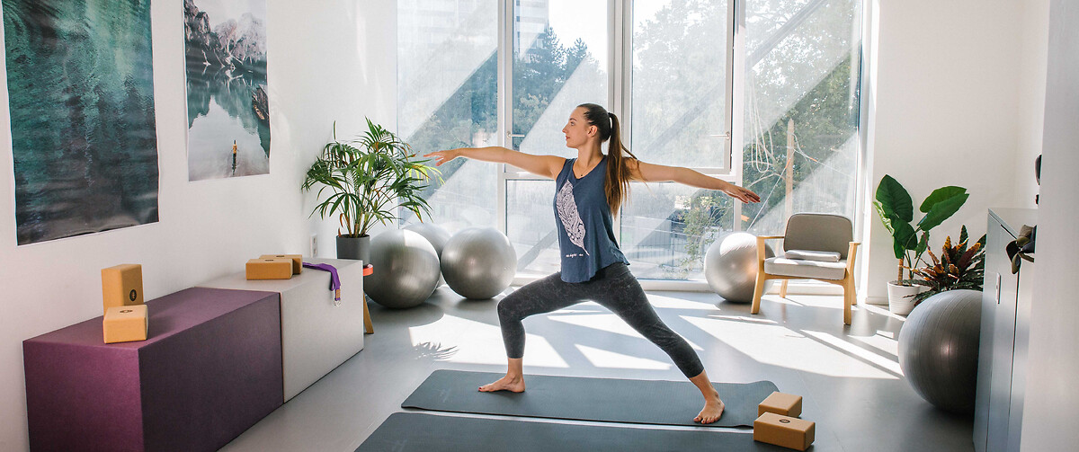 Cours de yoga dans la salle de fitness de la résidence pour étudiants et jeunes actifs Paris La Défense