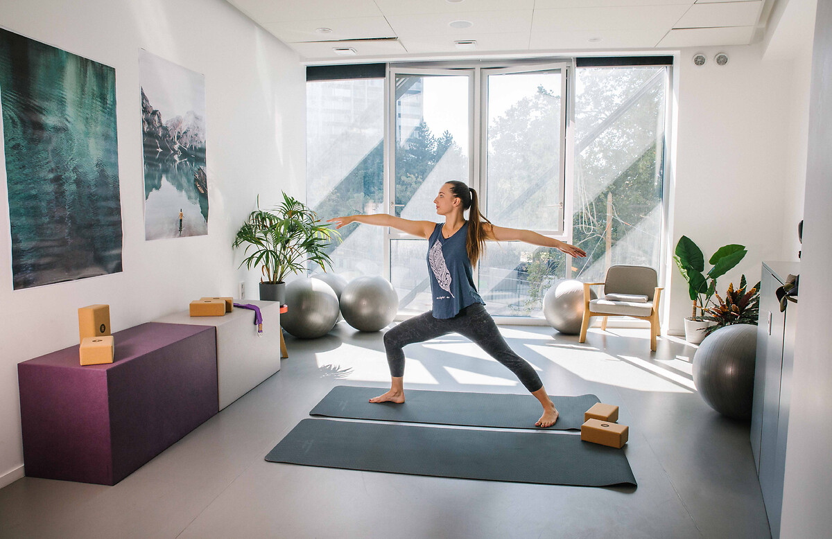 Cours de yoga dans la salle de fitness de la résidence étudiante Paris La Défense