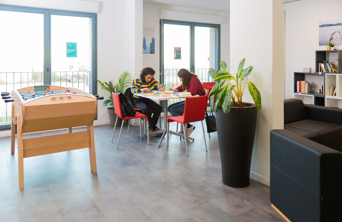 Lounge avec espace jeux à la résidence étudiante et jeune actif Bordeaux Bassins à Flots