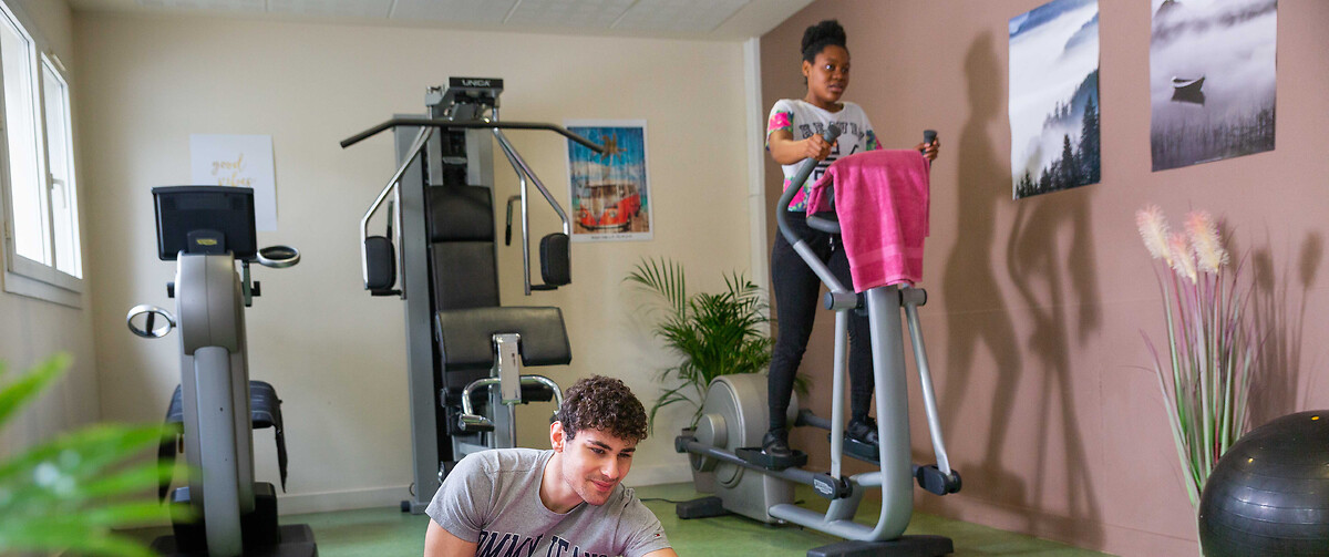 Fitness room with equipment at the young professionals and student residence Bordeaux Pellegrin