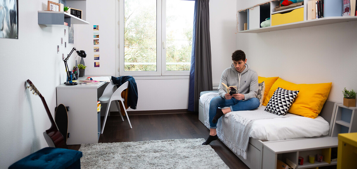 Etudiant sur son lit dans une résidence étudiante YouFirst Campus