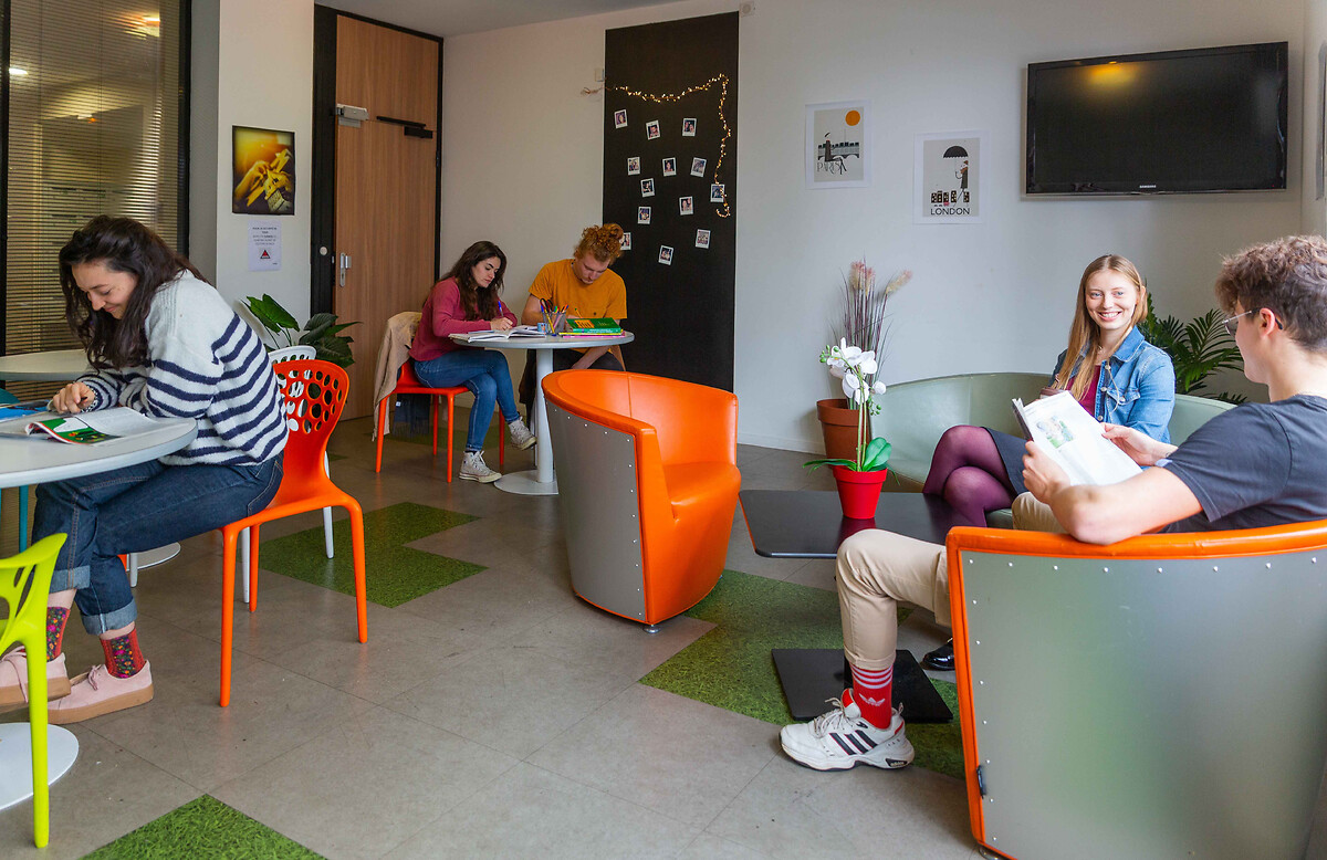 Lounge of the student residence Talence Centre with reading corner