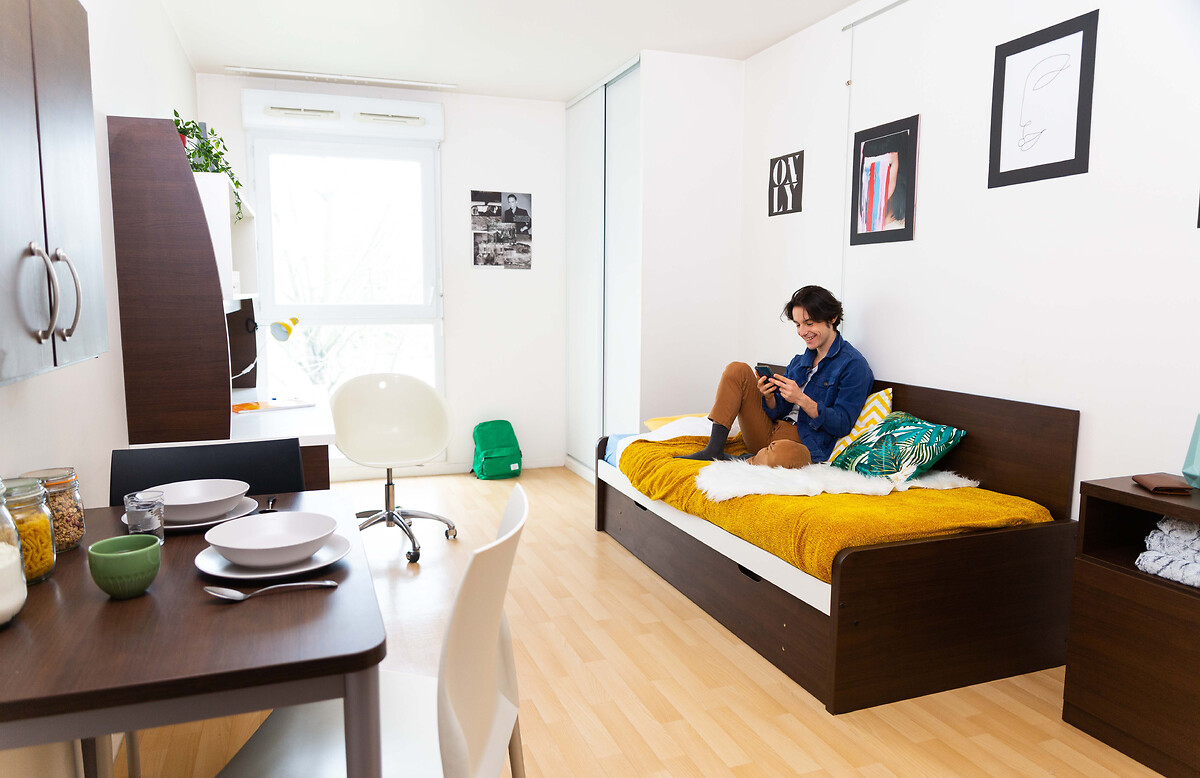 Student and young professionals accommodation with office space: Paris Cité Descartes residence for students and young professionals