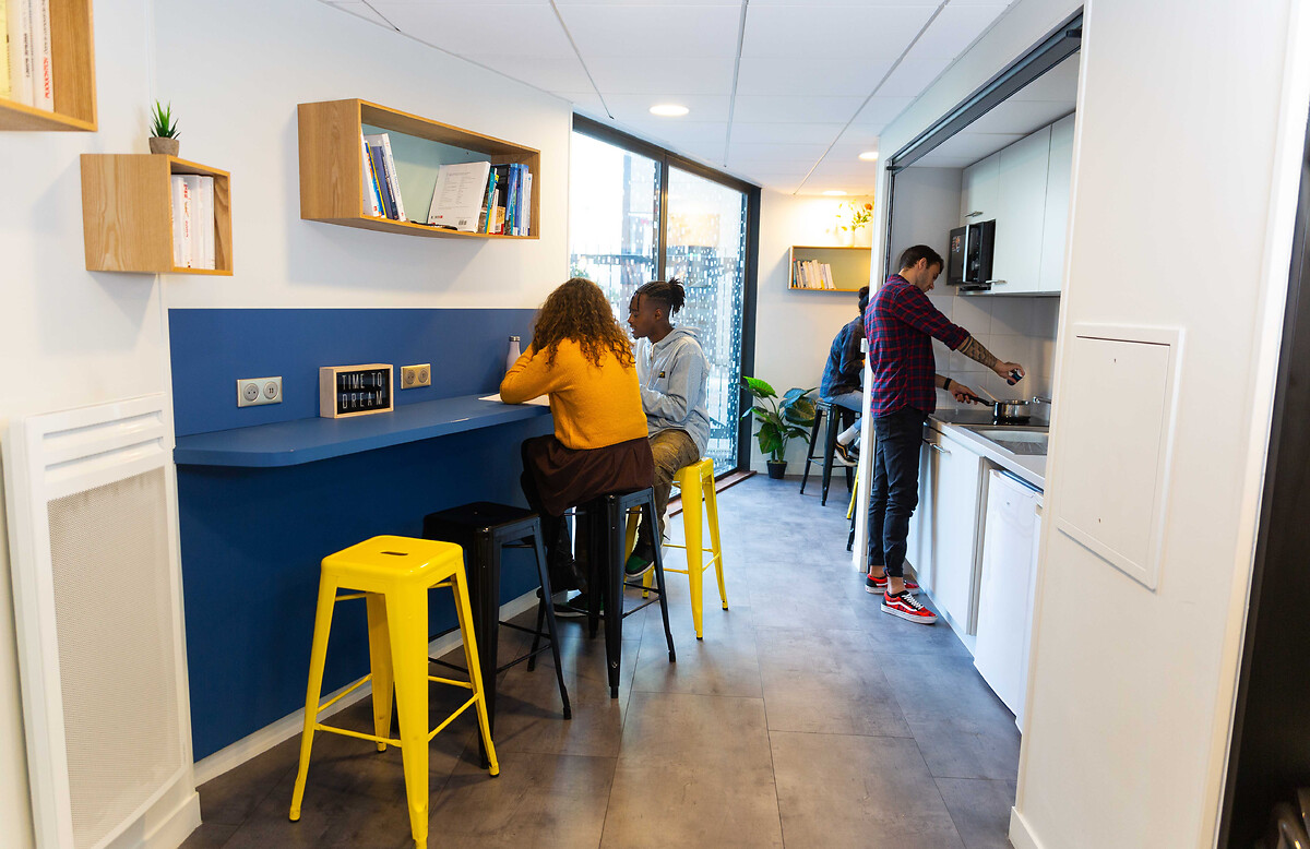 Etudiants cuisinant dans leur appartement étudiant Paris La Défense Grande Arche