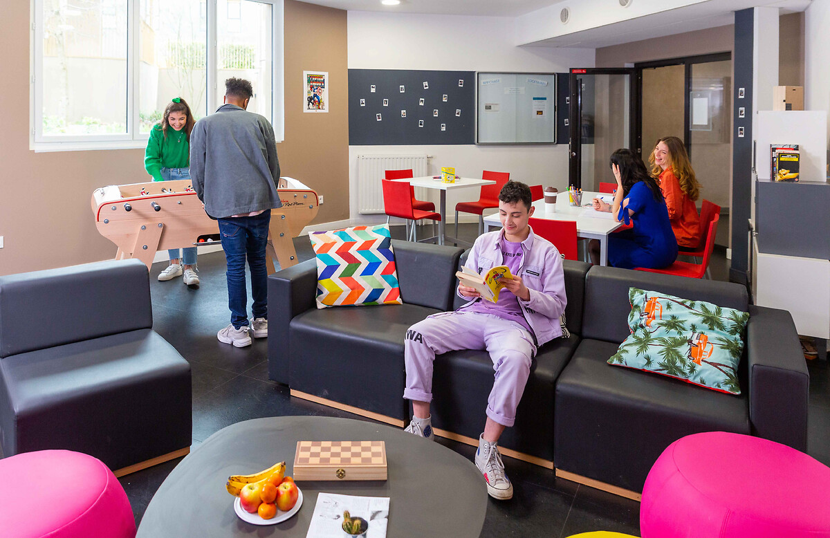Students playing in the lounge of the student residence Paris Palaiseau