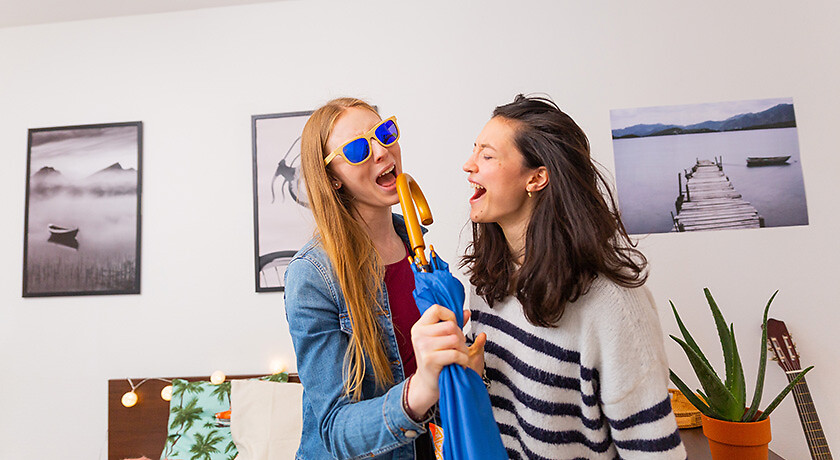Deux étudiantes s'amusant dans une résidence YouFirst Campus