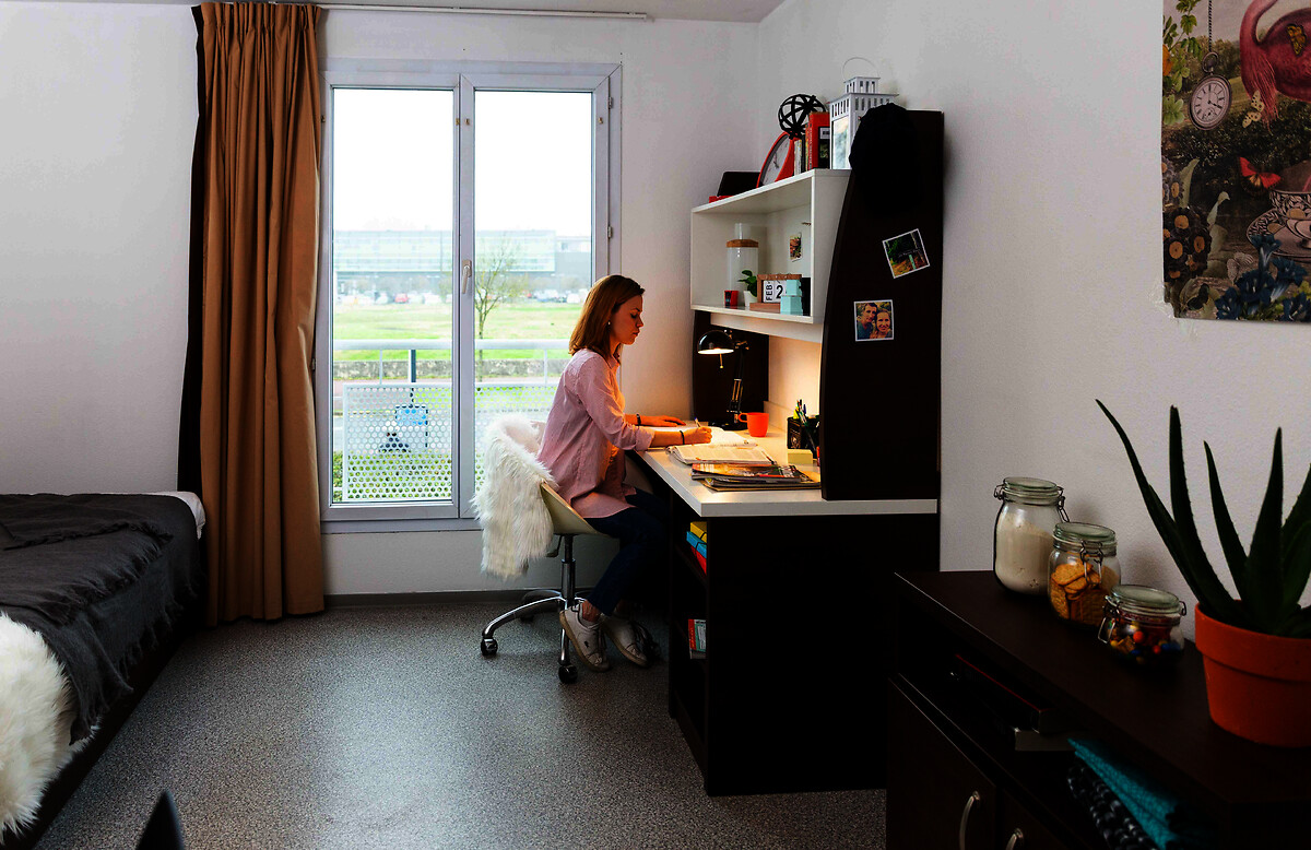 Student and young professionals working in her accomodation for students and young professionals Pessac University 
